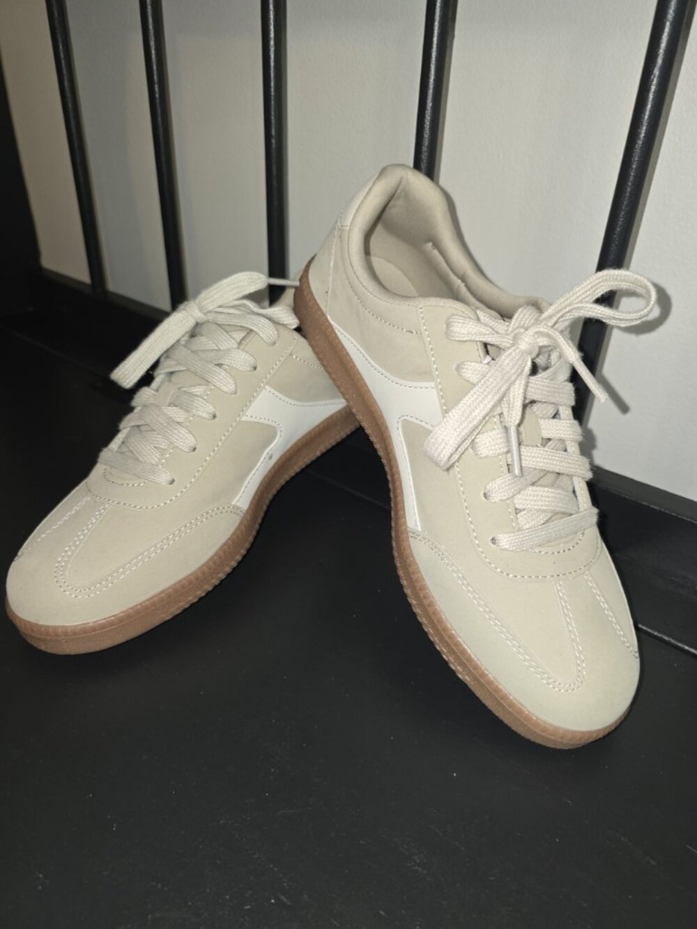 No Boundaries Beige Low-Top Sneakers With Gum Sole Size 8.5 - Picture 6 of 7